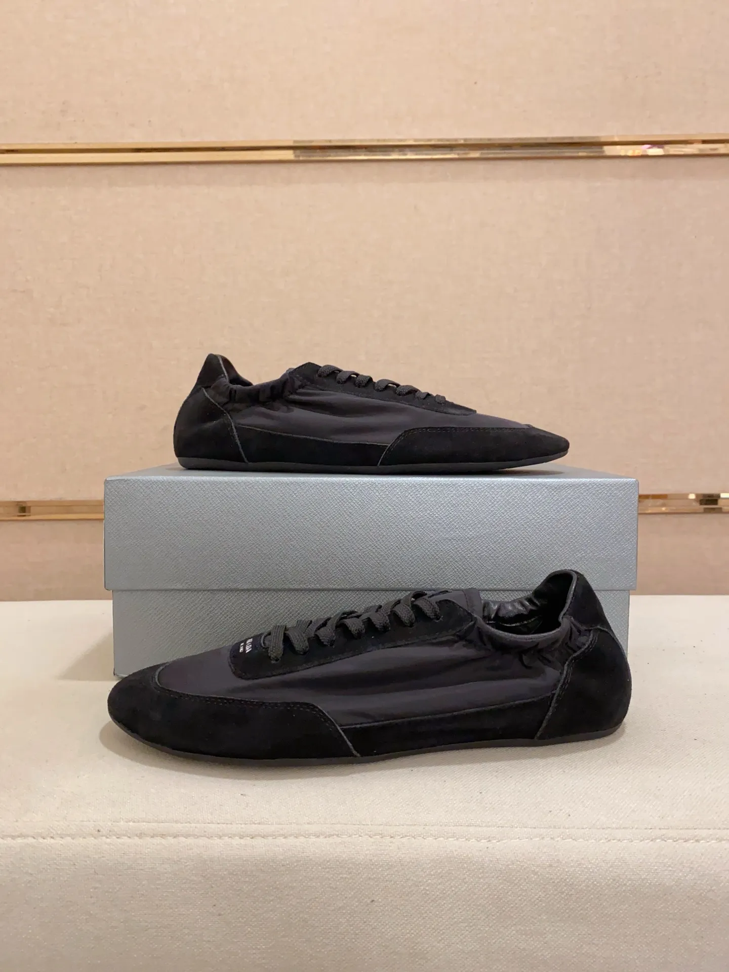 Men's shoes 💰 500💰 ✔️✔️✔️High version High-quality new PRADA counters are launched simultaneously. The new men's shoes and 😘fabrics are selected from first-layer cow suede and waterproof fabrics, and are made by pure handicrafts. Lining: Full sheepskin lining. 👍🏿 High-end ☄️ air-cushion molded anti-slip rubber outsole, exquisite lines, simple and elegant, comfortable and high-end for leisure travel. Number of yards: 38 to 44. Can be customized45